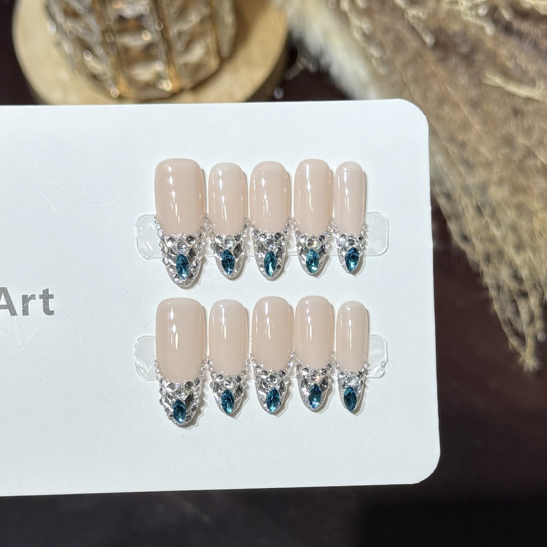 Elegantes Press-On-Nagelset mit Strassakzenten Karnz