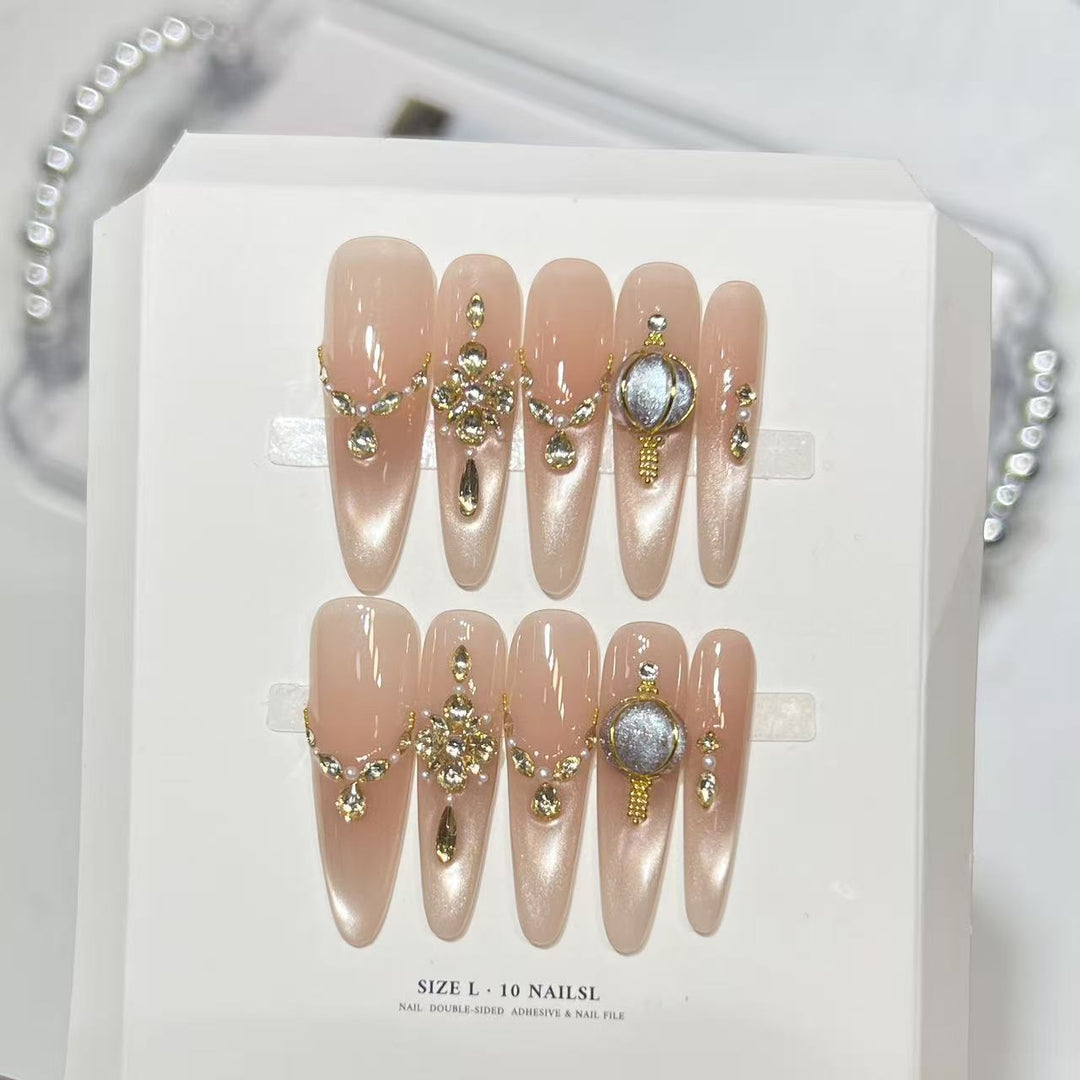 Dekoratives Stiletto Press-On Nagelset mit eleganten Schmucksteinverzierungen Karnz