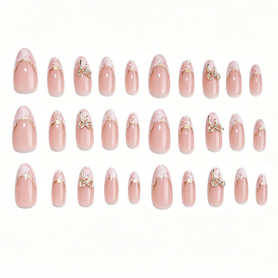 Stiletto Kunstnagelset mit eleganten goldenen Akzenten Karnz