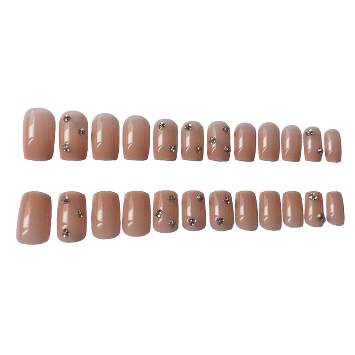 Dekorative Nagelkunst mit Strassakzenten
