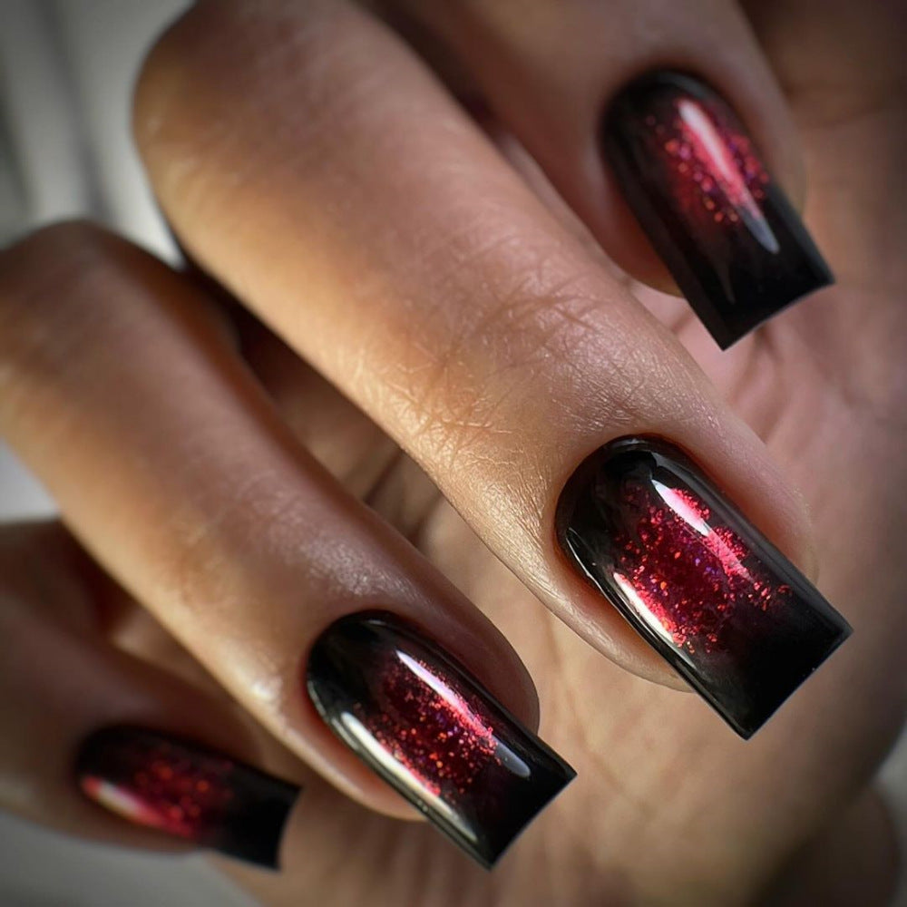 Elegante Kunstnägel mit metallischem Glanz und modernem Design Karnz