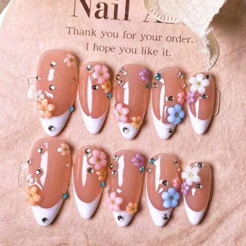 Künstliche Nägel mit floralen Motiven Karnz