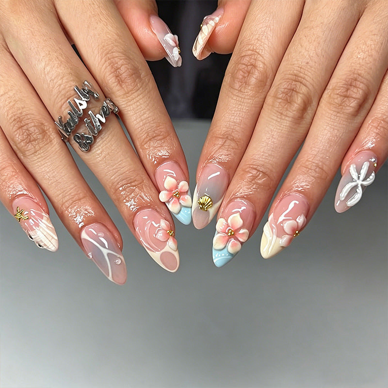 Kunstvolles Nagelset mit floralen Akzenten Karnz