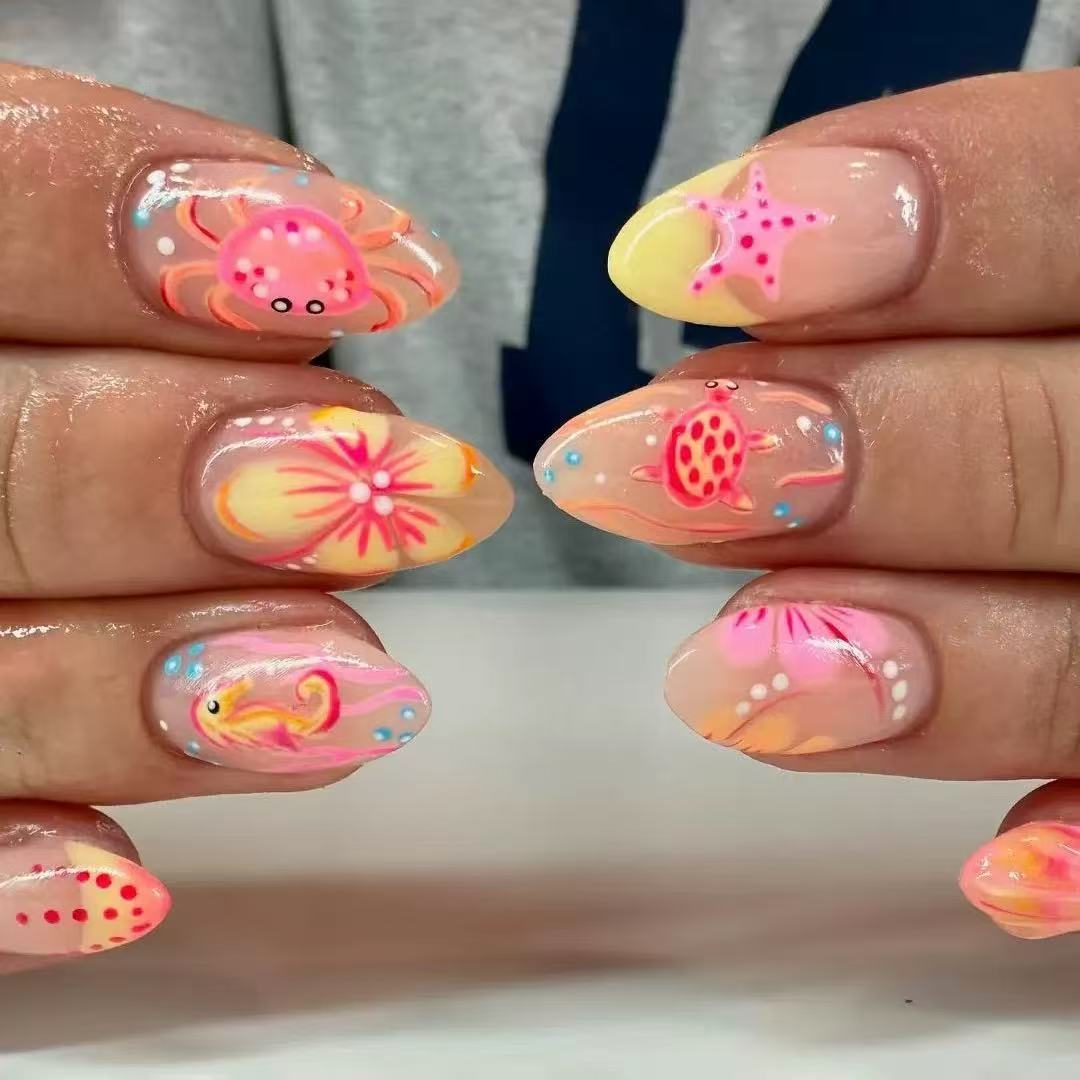 Kunstnagelset mit maritimem Design und lebhaften 3D-Motiven Karnz