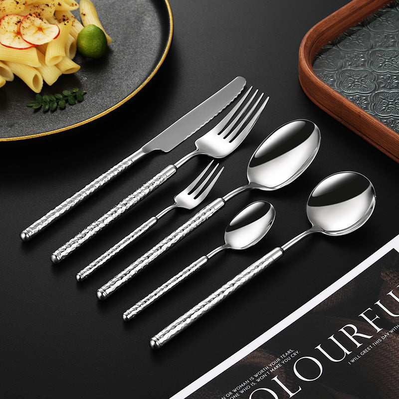 Eleganter Dessertlöffel mit Kunstvollem Griffdesign Karnz