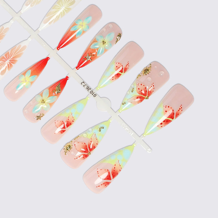 Kunstnagelset mit floralen und maritimen Akzenten Karnz