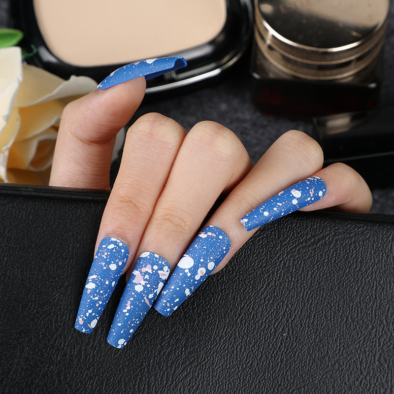 Kunstnägel mit künstlerischem Splatter-Design Karnz