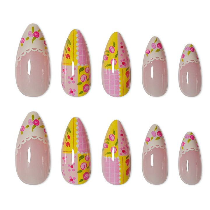 Dekorative florale Press-On-Nagelkunst Karnz