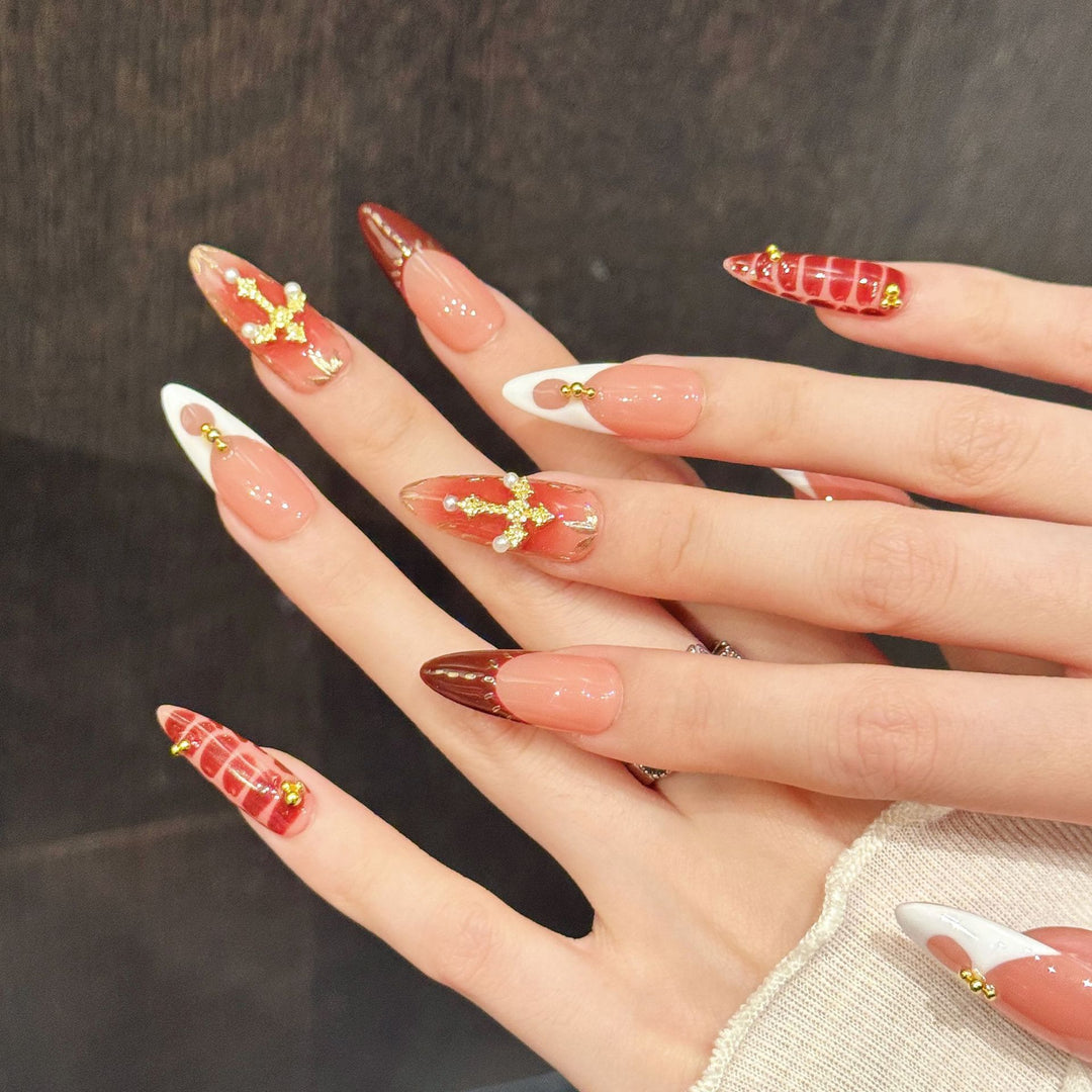 Elegantes Press-On-Nagelkunst-Set mit einzigartigen Verzierungen