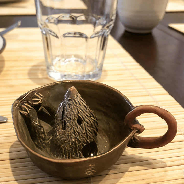Dekorative Keramiktasse Karnz
