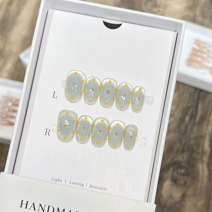 Handgemachter Press-On Nagel Set mit künstlerischem Blumenmuster Karnz