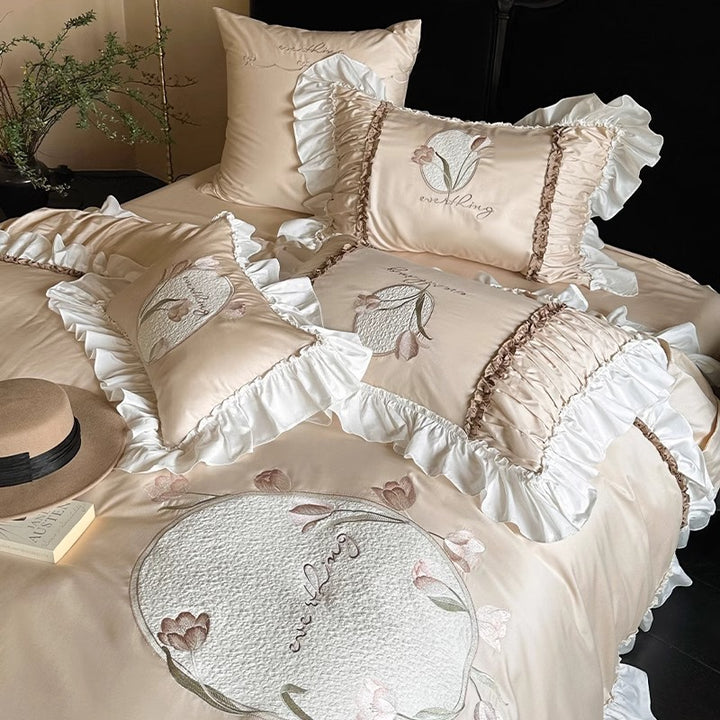 Vintage Floral Gesticktes Rüschenduvetbezug-Ensemble mit Gequilten Applikationsmedaillons