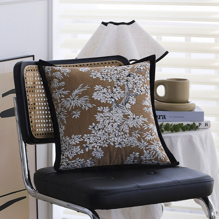 Quadratischer Zierkissenbezug mit besticktem Blumen-Jacquard und feiner Kedernaht Karnz