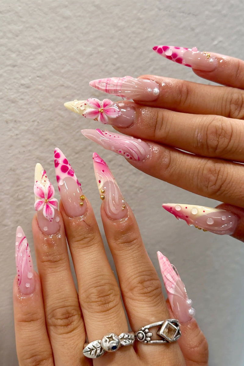 Florale Stiletto Press-On Nagelset mit künstlerischem Design Karnz