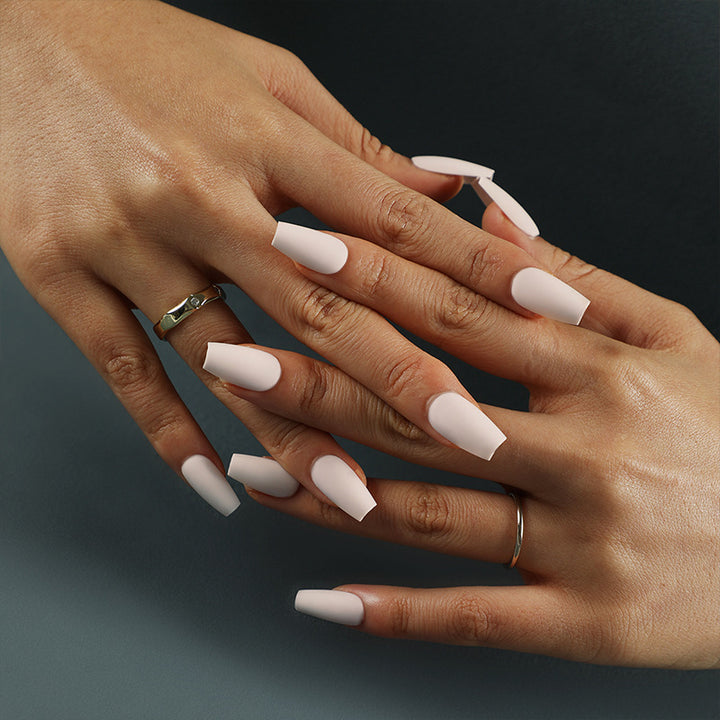 Kunstvolle Nagelverlängerungen im modernen Stil Karnz