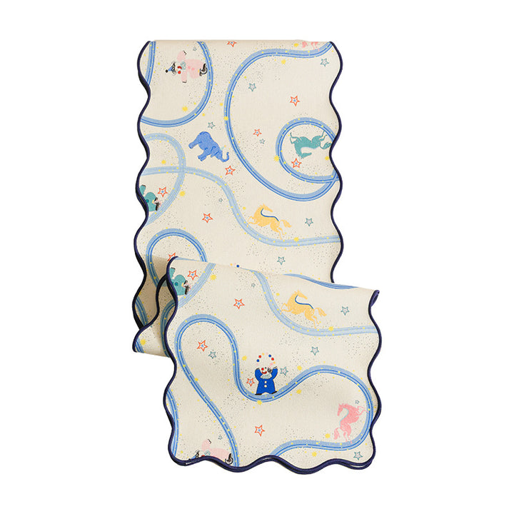 Seidenschal mit gewelltem Saum und illustrativem Tierkarussell-Print Karnz