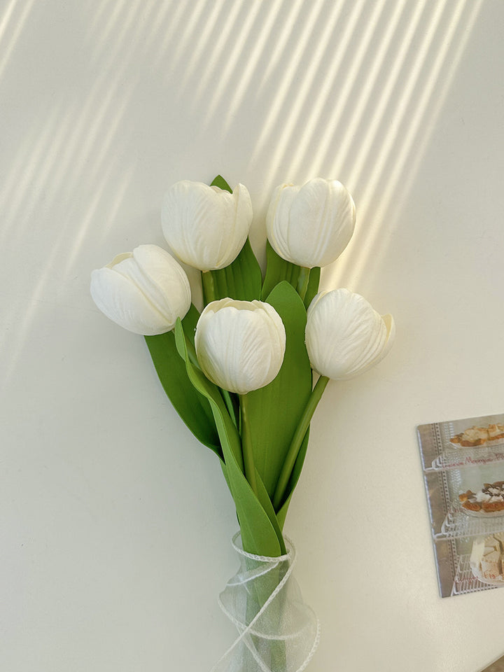 Realistischer Tulpenblumenstrauß