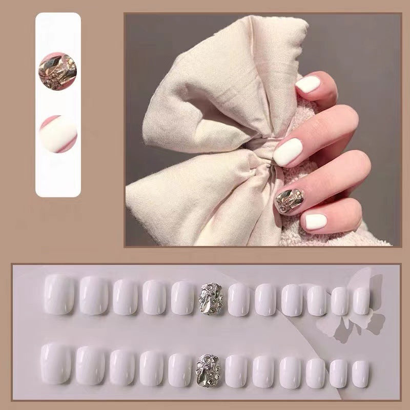 Kunstnägel mit Glitzer-Design und eleganten Akzenten Karnz