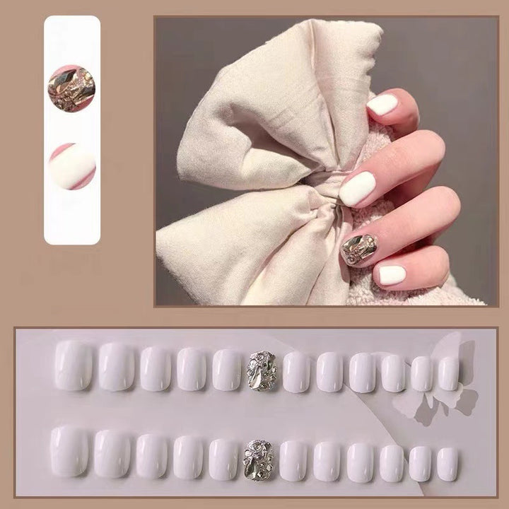 Kunstnägel mit Glitzer-Design und eleganten Akzenten Karnz
