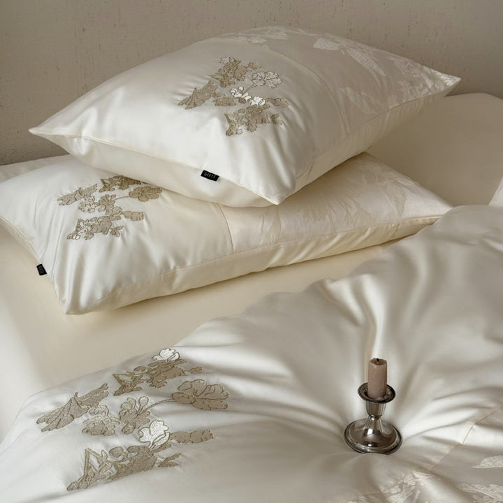 Seidige Satin-Bettwäschegarnitur mit Jacquard-Relief, floraler Stickerei und Volant