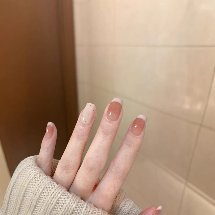 Elegantes Press-On-Nagelkunst-Set mit klassischen französischen Spitzen