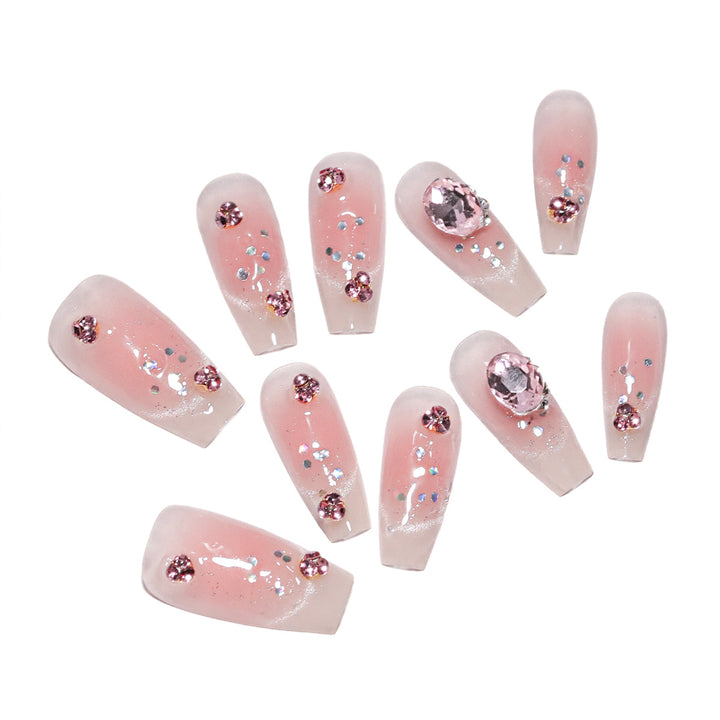 Künstliche Nagelverlängerungen mit kunstvollen Glitzerakzenten Karnz