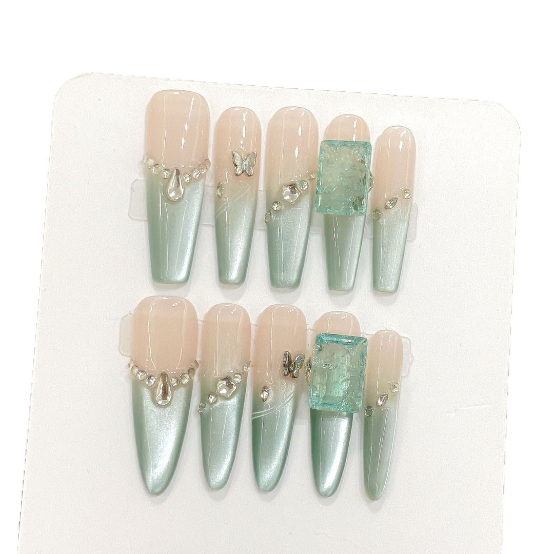 Elegantes Press-On-Nagelkunst-Set mit Stein- und Schmetterlingsakzenten