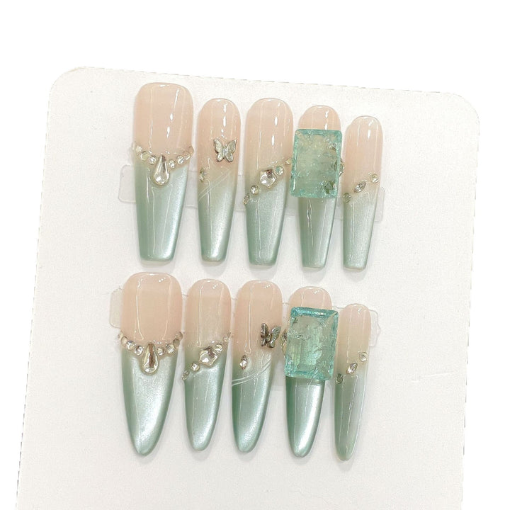 Elegantes Press-On-Nagelkunst-Set mit Stein- und Schmetterlingsakzenten
