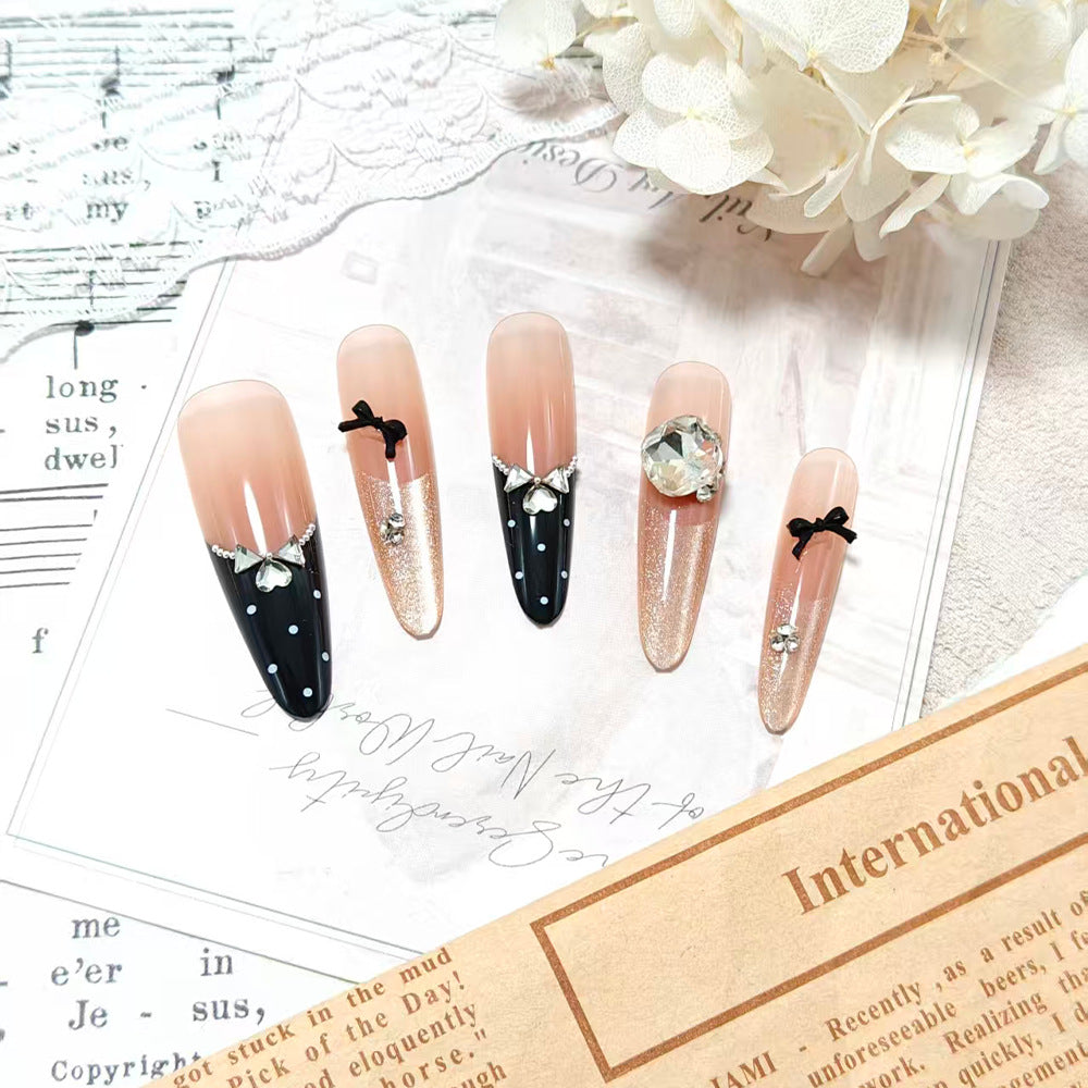 Kunstnägel mit Stilvollen Glitzerakzenten und Eleganter Detailverzierung Karnz