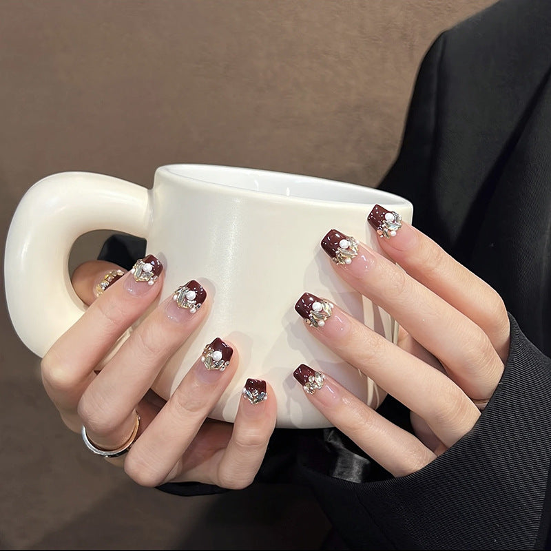 Kunstnagelset mit eleganten Glitzer- und Blumenakzenten Karnz