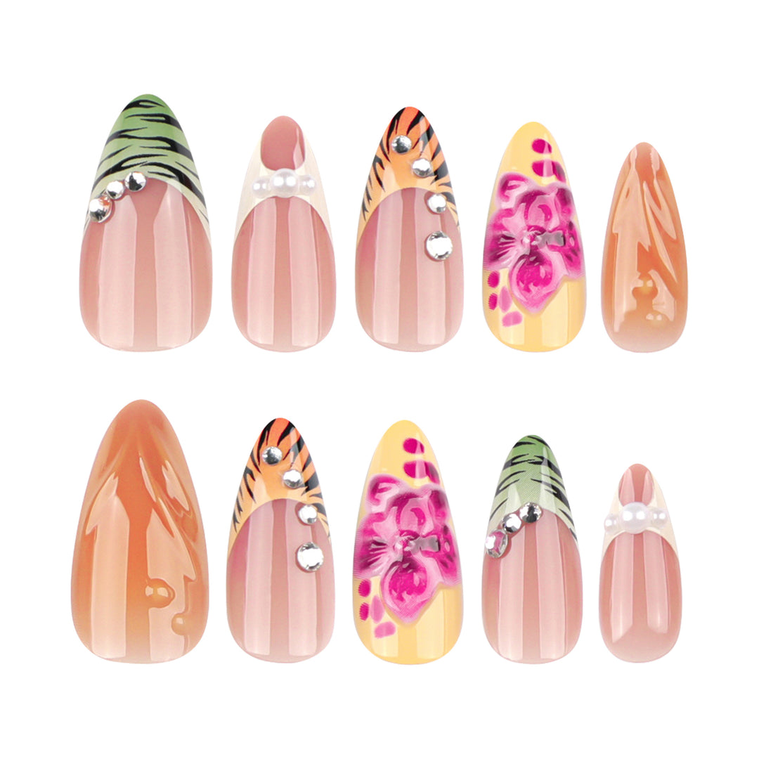 Kunstvolle Stiletto-Nägel mit buntem Blüten-Design und Glitzer Karnz