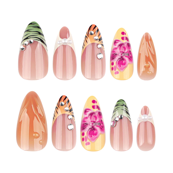 Kunstvolle Stiletto-Nägel mit buntem Blüten-Design und Glitzer Karnz