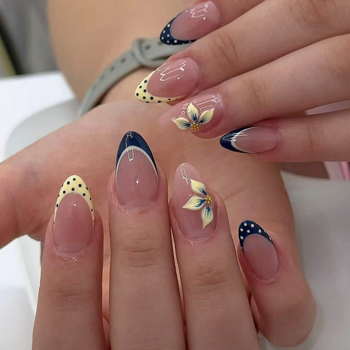 Exklusive Kunstnägel mit elegantem Tiermotiv und Glitzerakzenten Karnz