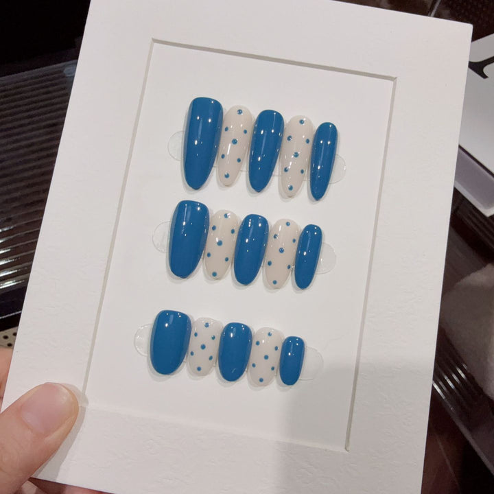 Dekoratives Press-On-Nagelset mit künstlerischem Design Karnz
