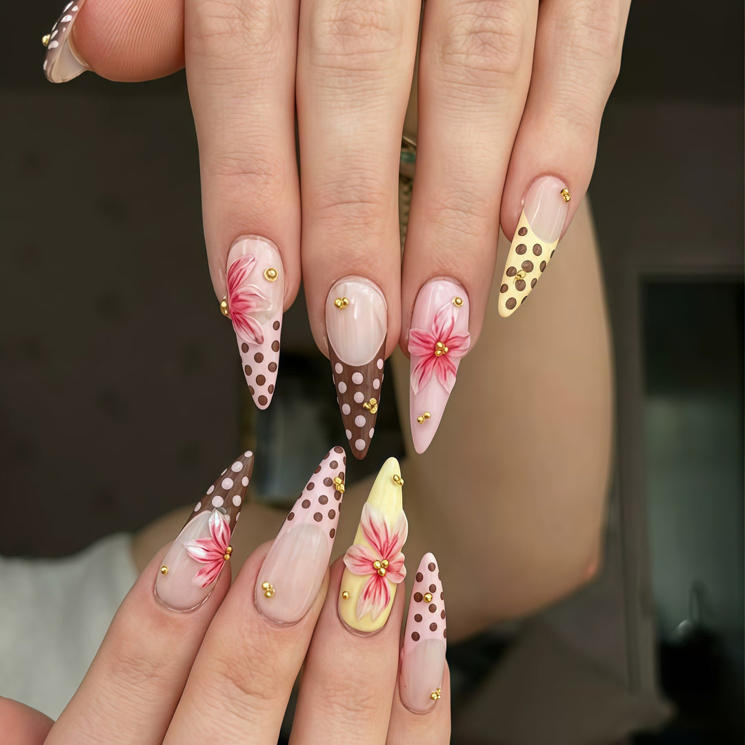 Elegante Blumen Stiletto Nagelverlängerungen Karnz