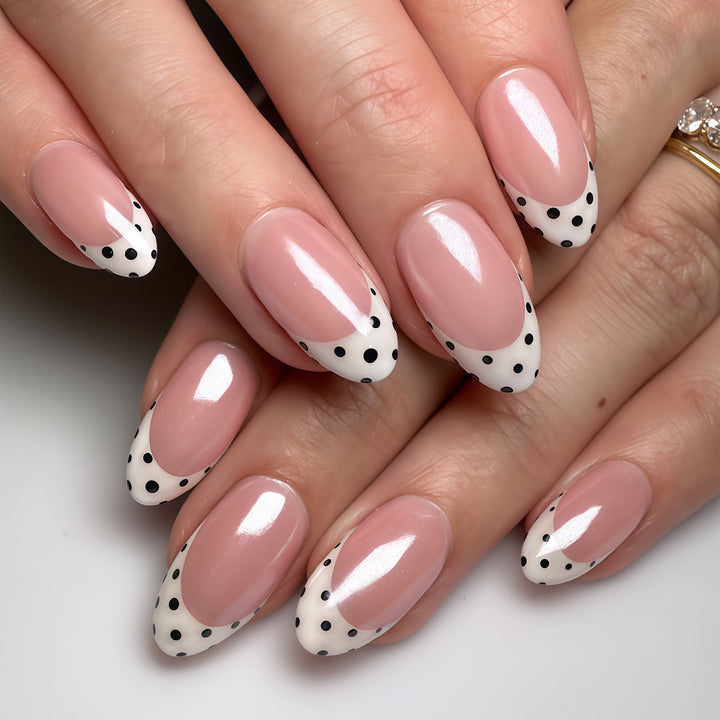 Kreatives Nageldesign Set mit Punkten und elegantem French Look Karnz