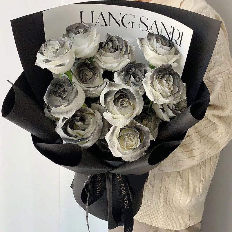 Elegante Blumenstrauß mit dekorativem schwarzen Box