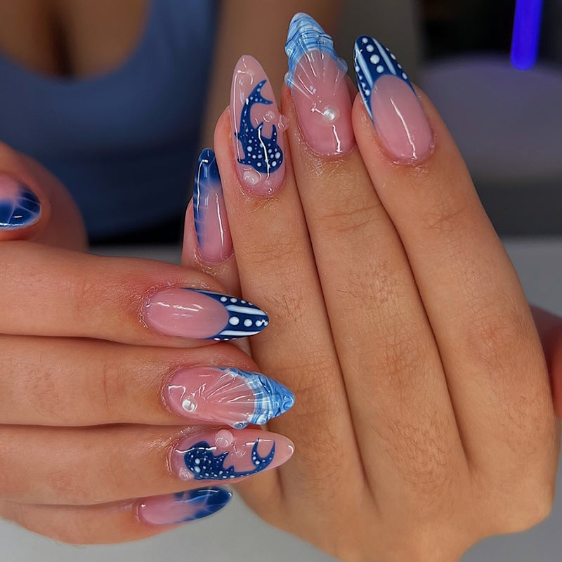 Kunstnagelset mit eleganten Designs und glamourösen Akzenten Karnz