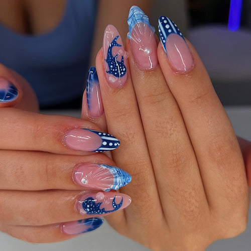Kunstnagelset mit eleganten Designs und glamourösen Akzenten Karnz