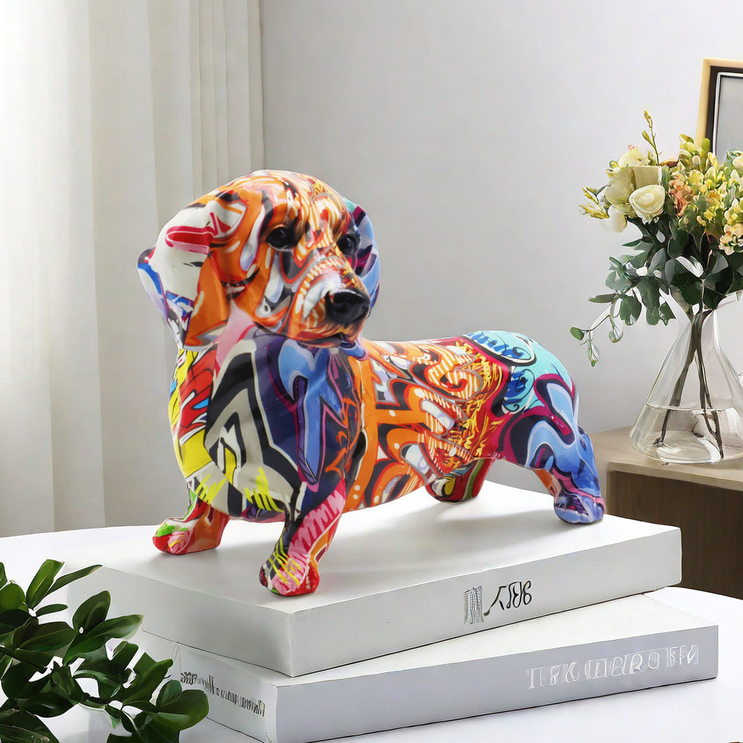 Bunte Dekofigur eines Dachshunds Karnz
