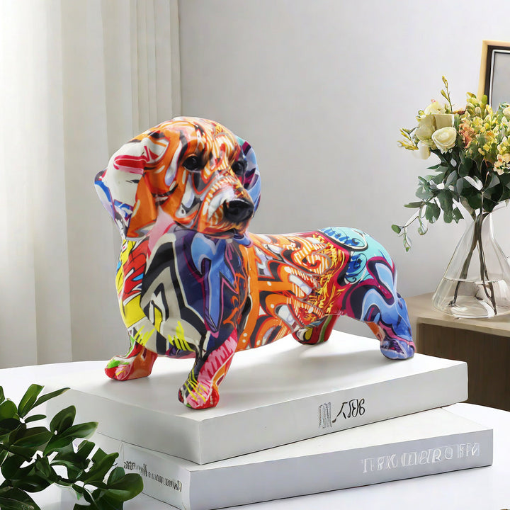 Bunte Dekofigur eines Dachshunds Karnz