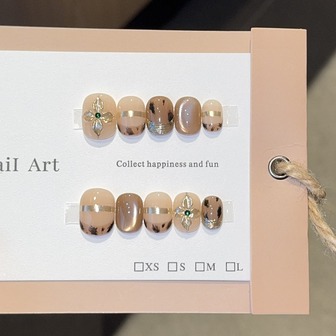 Kunstnägel mit Eleganten Goldverzierungen Karnz