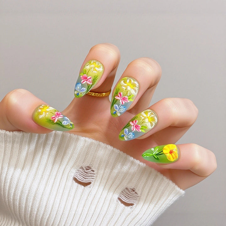 Kunstvolle Nagelverlängerungen mit Eleganten Spitzen Karnz