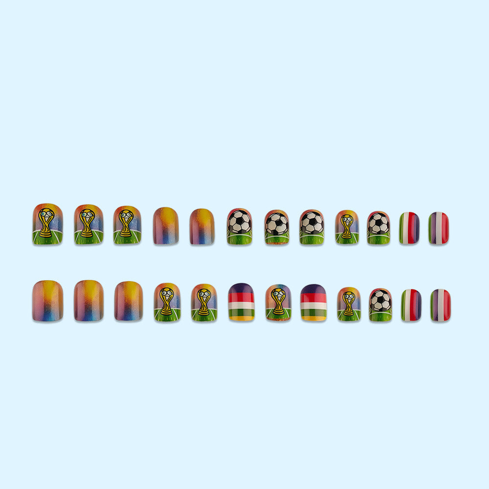 Kreatives Kunstnageldesign mit Fußballmotiven Karnz