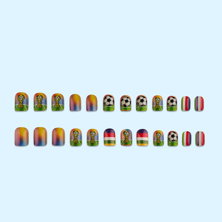 Kreatives Kunstnageldesign mit Fußballmotiven Karnz