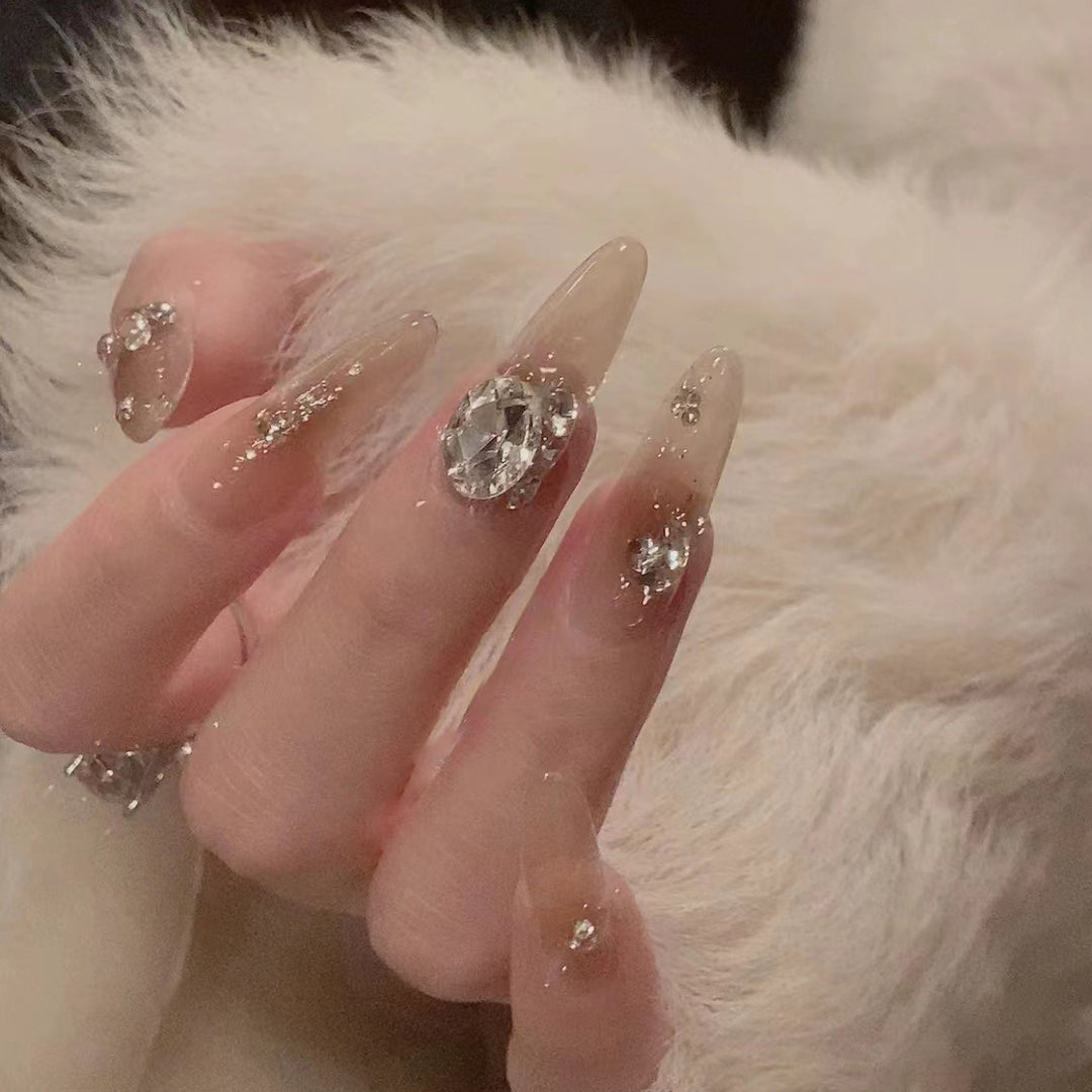Künstlerisches Edelstein Nageldesign Karnz