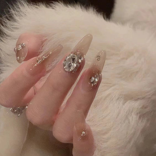 Künstlerisches Edelstein Nageldesign Karnz