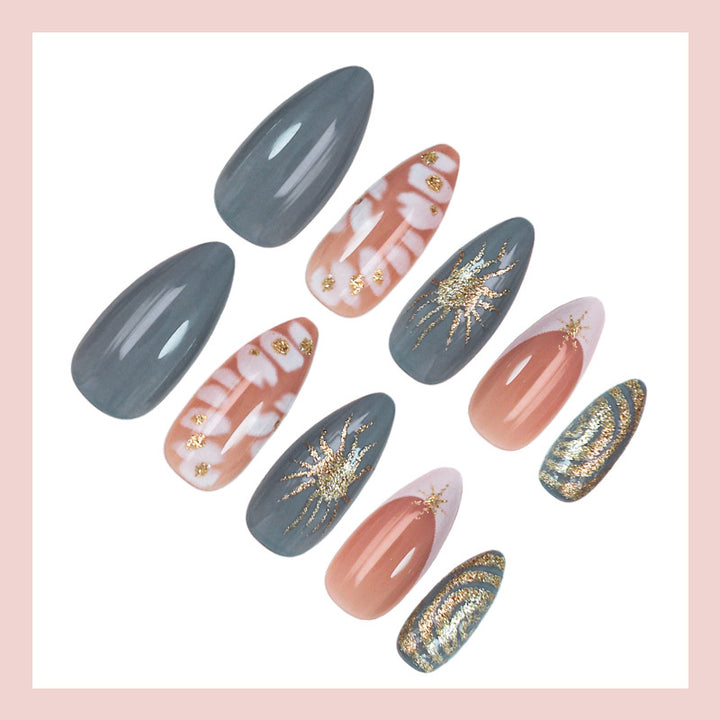 Kunstnagelset mit eleganten Goldakzenten und kreativem Design Karnz