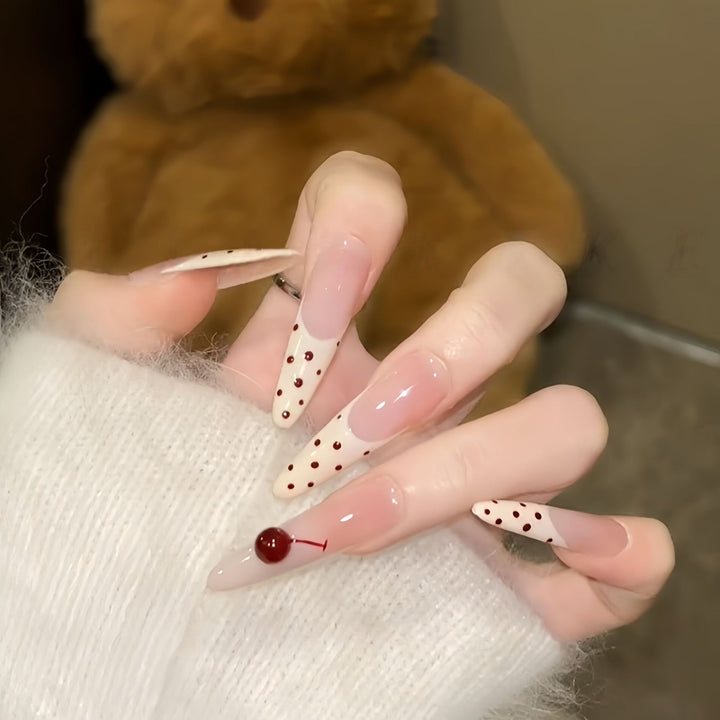 Kunstnägel mit Verspieltem Design und Kirschen Akzenten Karnz