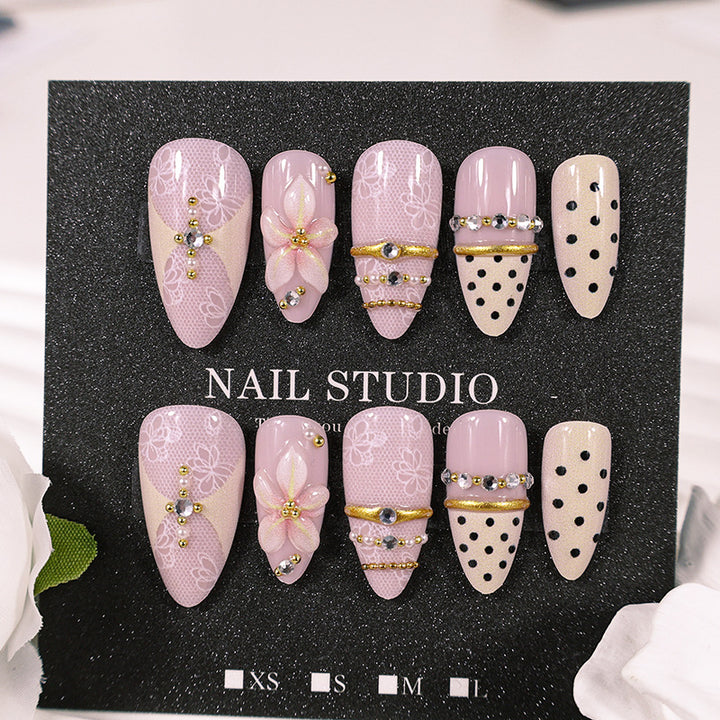 Kunstnagelset mit zarten Blumenmustern und eleganten Akzenten Karnz
